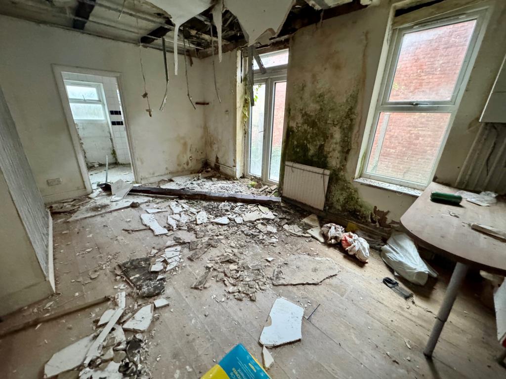 Lot: 107 - TWO-BEDROOM GARDEN FLAT FOR TOTAL REFUBISHMENT - Living room area